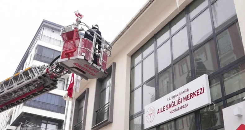 Elazığ’da risk oluşturan buz sarkıtları temizleniyor