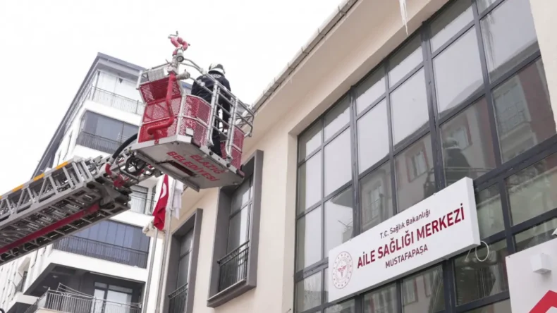 Elazığ’da risk oluşturan buz sarkıtları temizleniyor