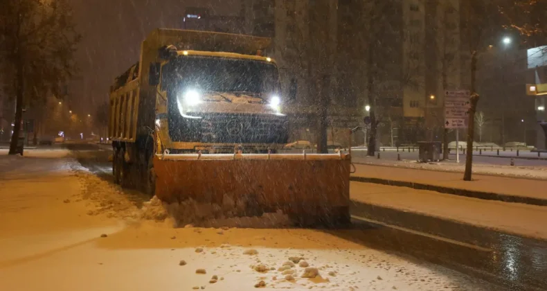 Gaziantep’te karla mücadele ekipleri sahada