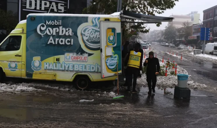 Haliliye Belediyesi’nden sıcak çorba ikramı