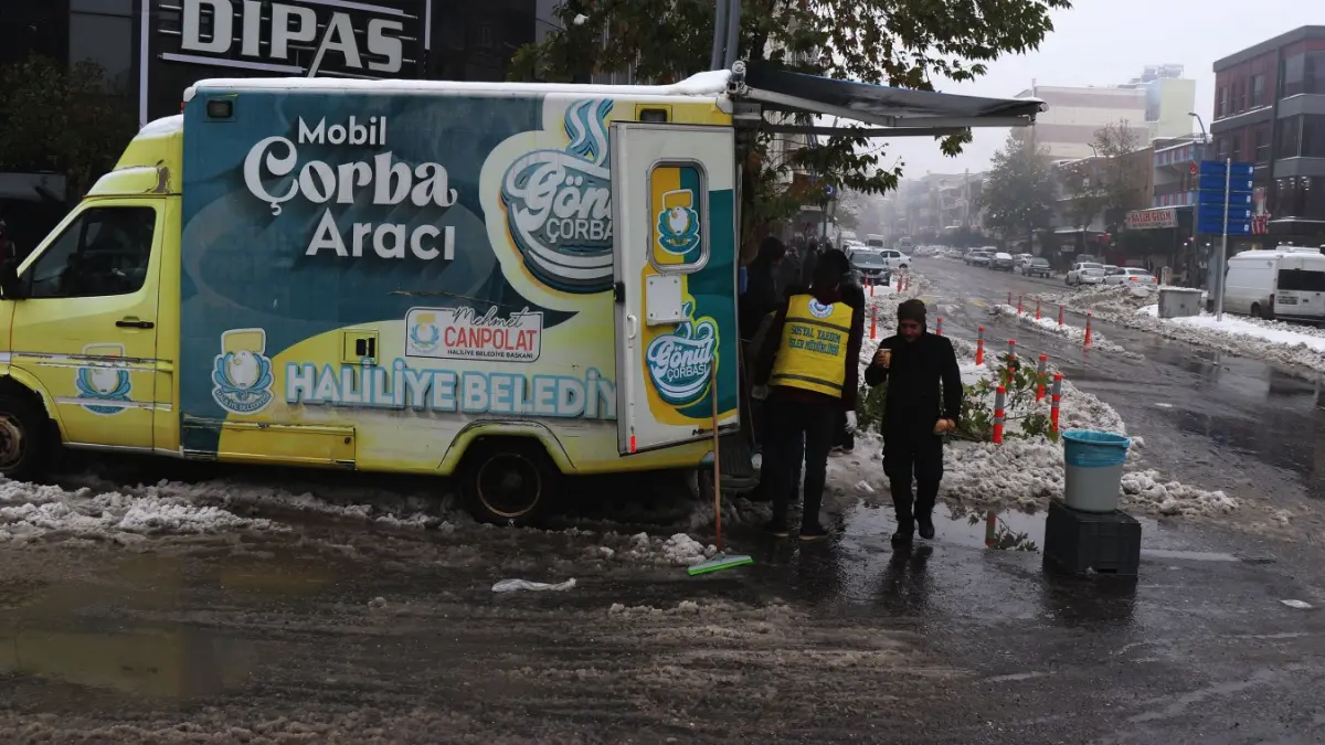 Haliliye Belediyesi kentte etkili olan kar yağışına karşı çalışmalara devam