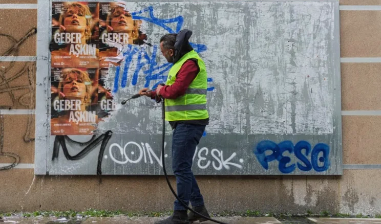 İzmir’de izinsiz ilan ve reklamlar kaldırılıyor: 1 milyonun üzerinde ceza