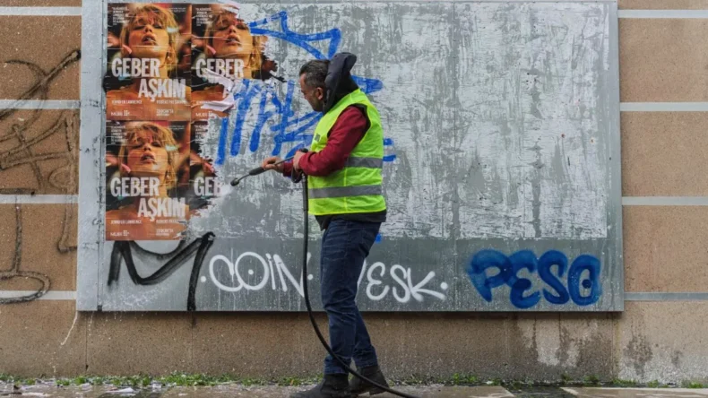 İzmir’de izinsiz ilan ve reklamlar kaldırılıyor: 1 milyonun üzerinde ceza