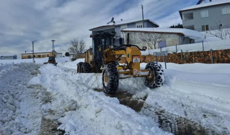 Kahramanmaraş kırsalında karla mücadele çalışmaları sürüyor