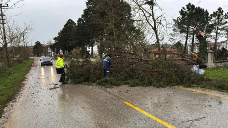 Kocaeli’de ekipler şiddetli lodosa karşı teyakkuzda