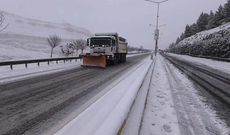 Mardin’de karla mücadelede yoğun mesai