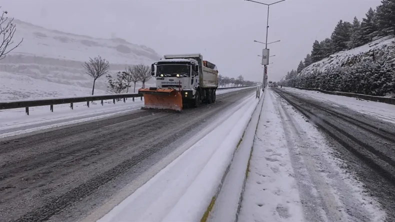 Mardin’de karla mücadelede yoğun mesai