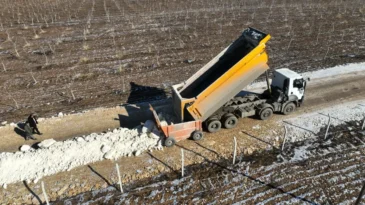 Şanlıurfa kırsalında yollar yenileniyor