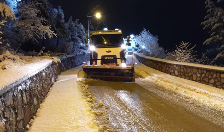 Tokat karla mücadelede tüm ekipleriyle sahada
