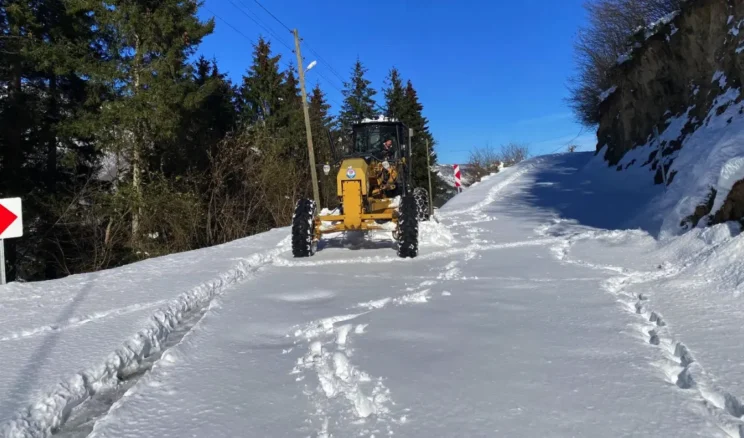 Trabzon Büyükşehir ekipleri karla mücadelede sahada