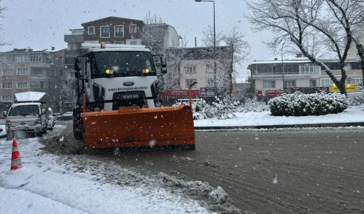 Bursa Büyükşehir karla mücadelede sahada