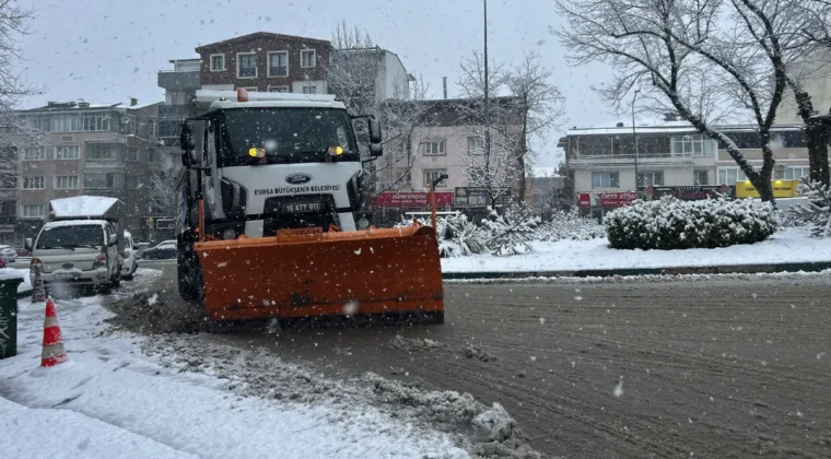 Bursa Büyükşehir karla mücadelede sahada