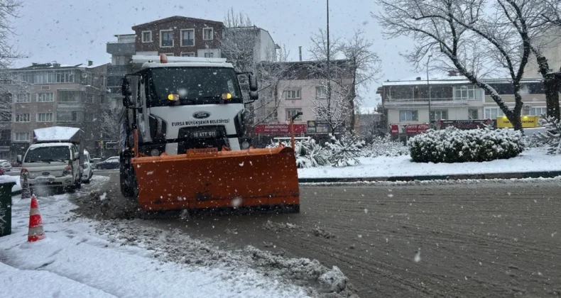 Bursa Büyükşehir karla mücadelede sahada