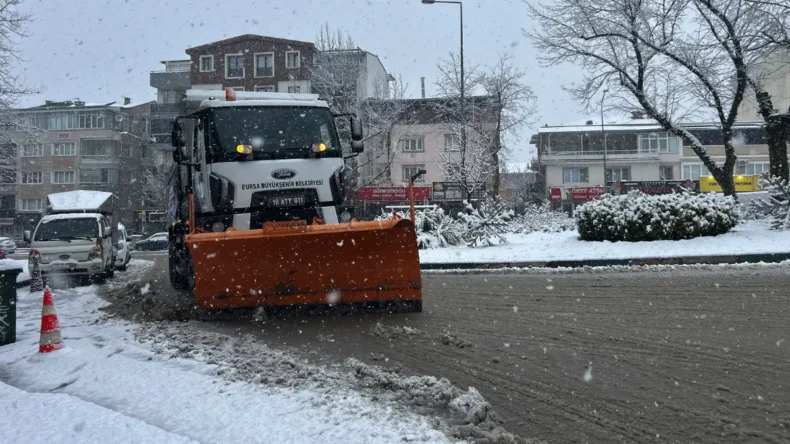 Bursa Büyükşehir karla mücadelede sahada