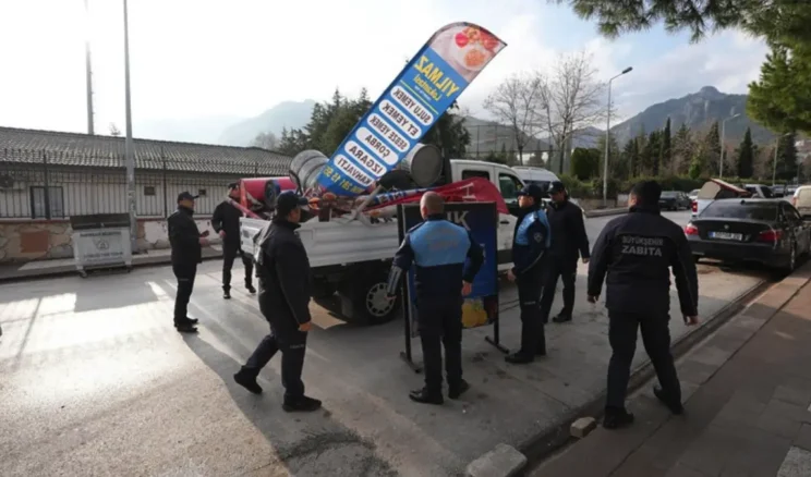 Denizli zabıtasından kaldırım işgallerine sıkı takip