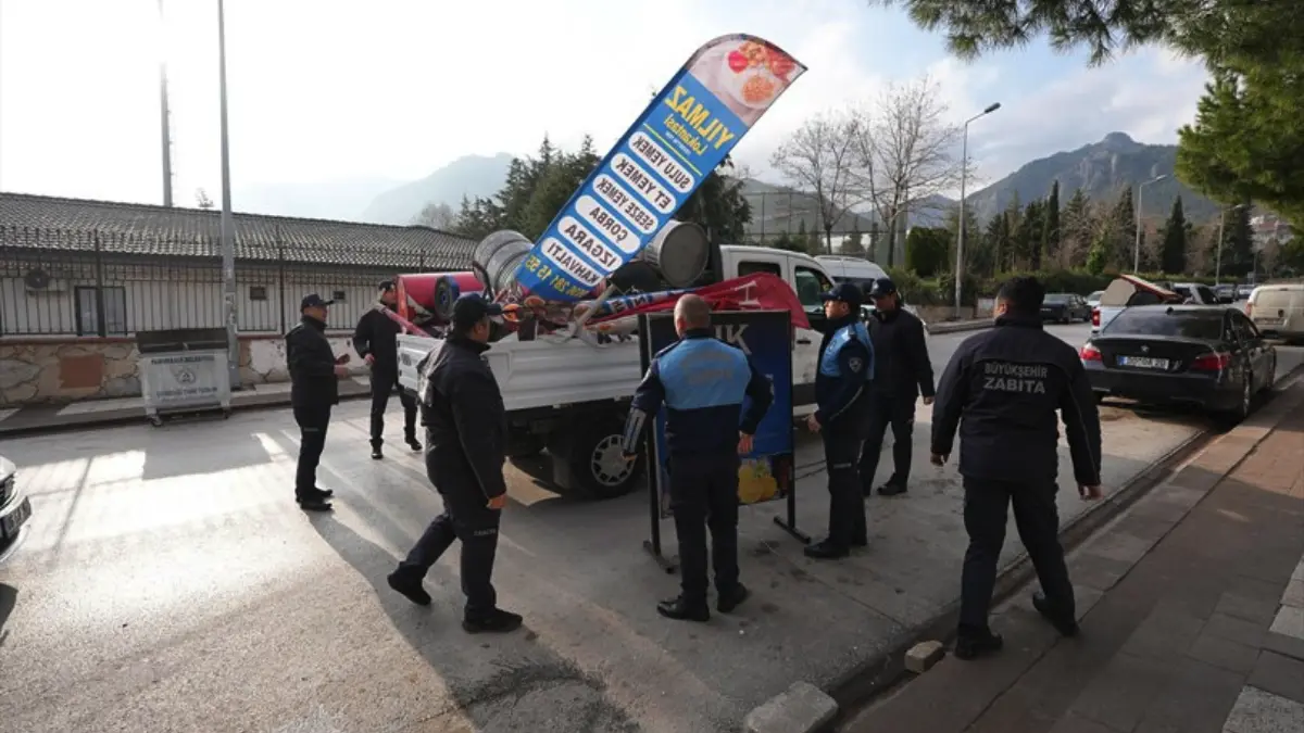 Denizli Büyükşehir Belediyesi, yaya trafiğini olumsuz etkileyen,  yol ve kaldırım