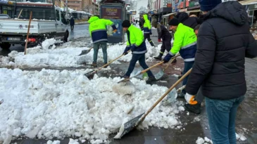 Erzincan’da karla mücadelede yoğun mesai