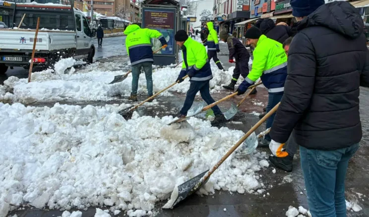 Erzincan’da karla mücadelede yoğun mesai