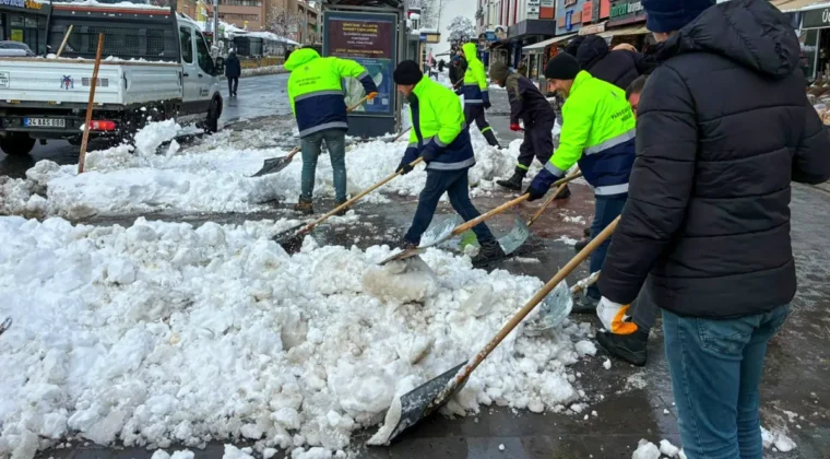 Erzincan’da karla mücadelede yoğun mesai