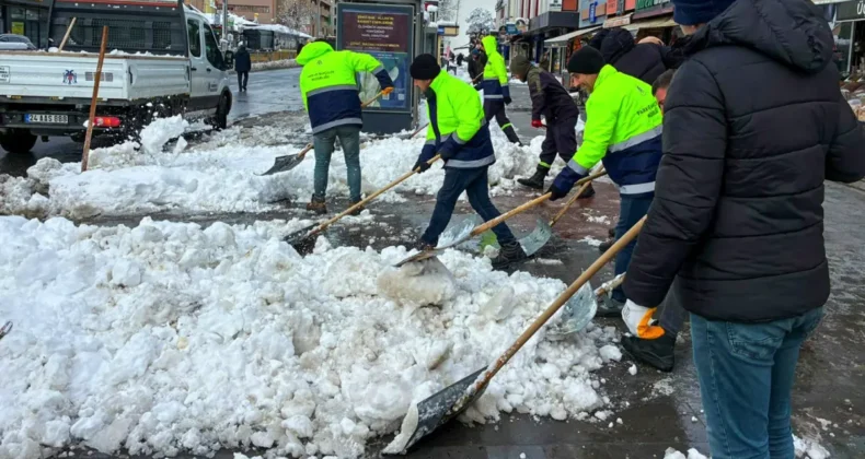 Erzincan’da karla mücadelede yoğun mesai