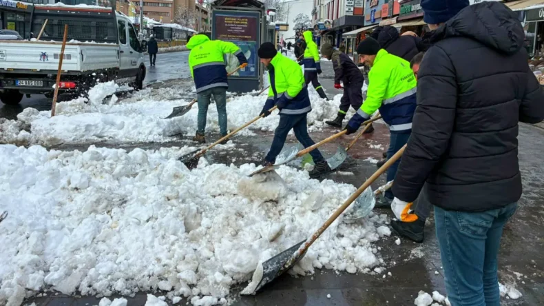 Erzincan’da karla mücadelede yoğun mesai