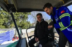 İzmir’de asfalt serim çalışmaları sürüyor: Başkan Tugay yerinde inceledi