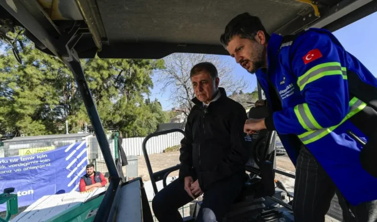 İzmir’de asfalt serim çalışmaları sürüyor: Başkan Tugay yerinde inceledi