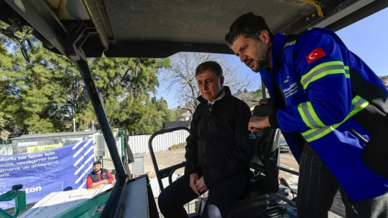 İzmir’de asfalt serim çalışmaları sürüyor: Başkan Tugay yerinde inceledi