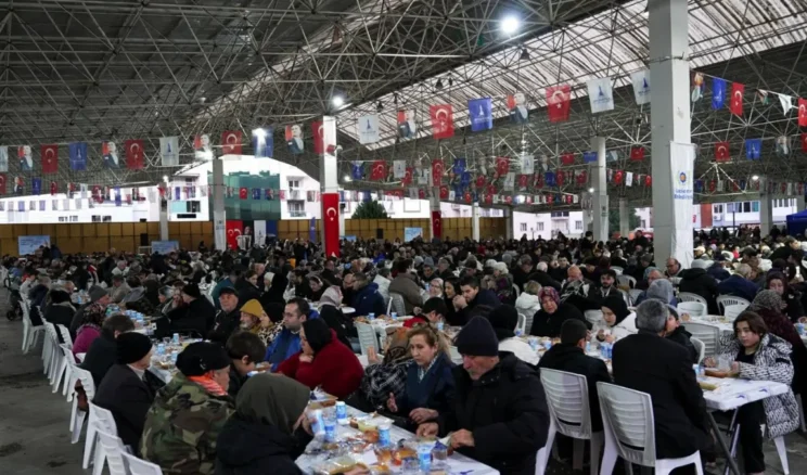 İzmir’de ilk iftar sofrası Gaziemir’de kuruldu
