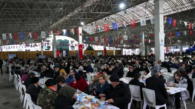 İzmir’de ilk iftar sofrası Gaziemir’de kuruldu
