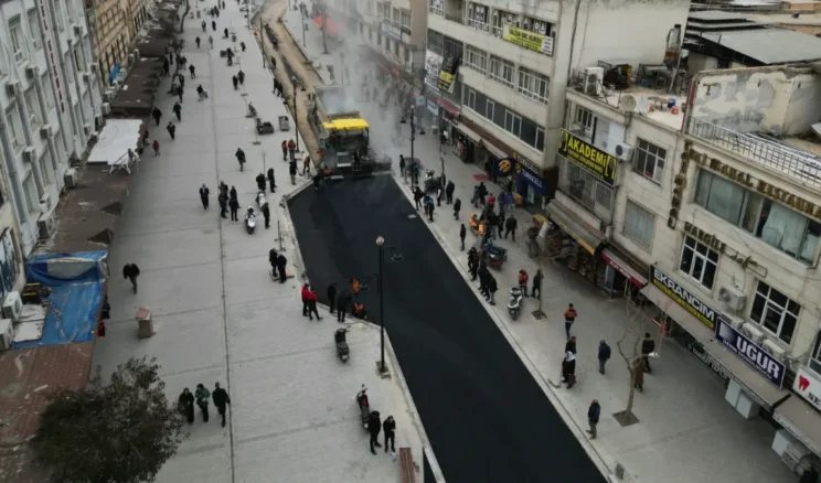 Şanlıurfa Divanyolu Yayalaştırma Projesi’nde asfalt serimi başladı
