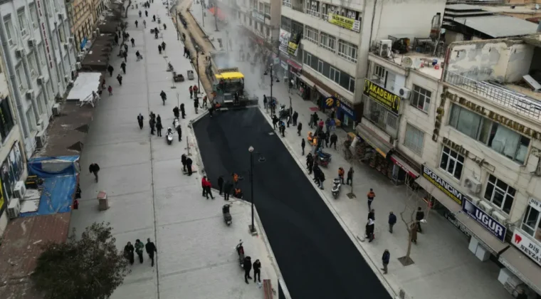Şanlıurfa Divanyolu Yayalaştırma Projesi’nde asfalt serimi başladı