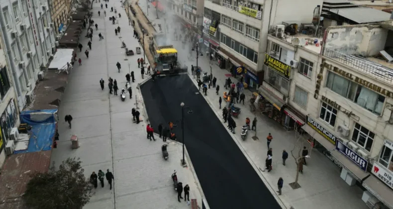 Şanlıurfa Divanyolu Yayalaştırma Projesi’nde asfalt serimi başladı