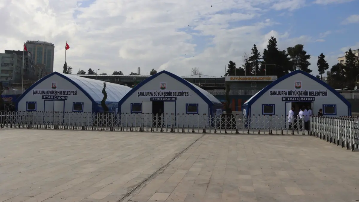 Şanlıurfa Büyükşehir Belediyesi, Topçu Meydanı’nda kurduğu iftar çadırlarında her gün
