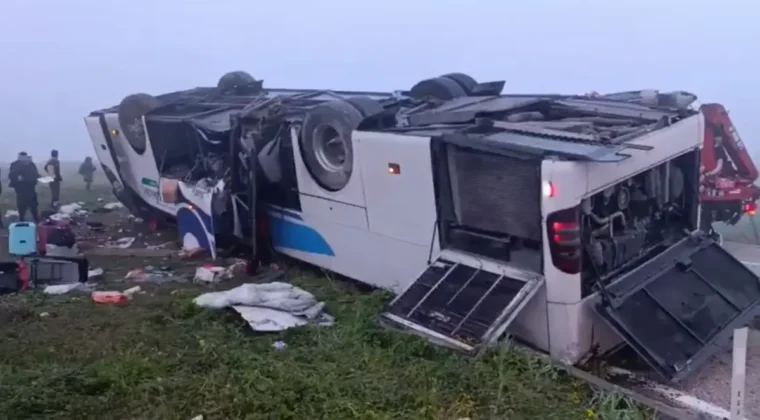 Adana’da otobüs kazası! 2 kişi öldü, 23 kişi de yaralandı