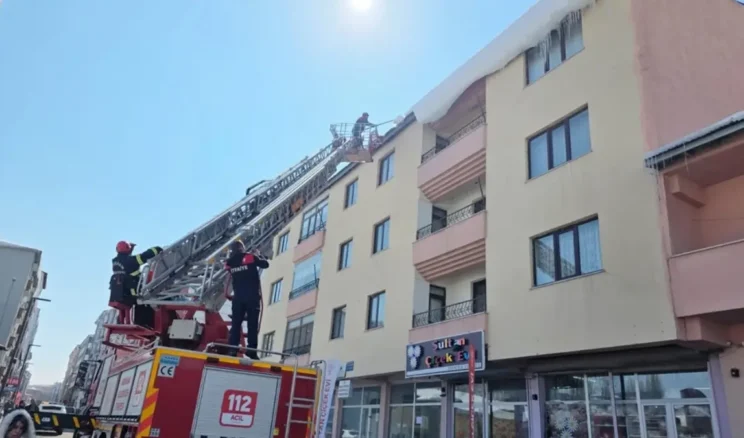 Ardahan’da kar sonrası önemli mesai! Çatılar tek tek temizlendi…