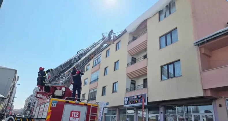 Ardahan’da kar sonrası önemli mesai! Çatılar tek tek temizlendi…