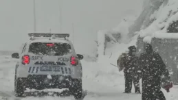 Hakkari polisinden kar yağışı altında yürek ısıtan davranış