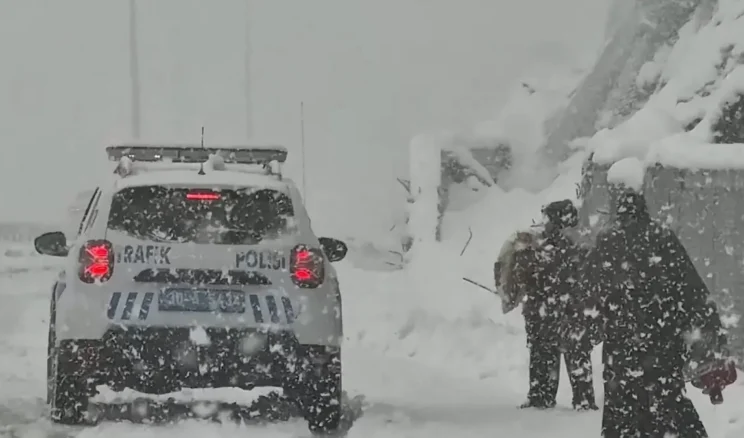 Hakkari polisinden kar yağışı altında yürek ısıtan davranış