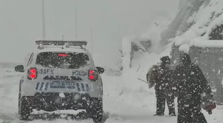 Hakkari polisinden kar yağışı altında yürek ısıtan davranış