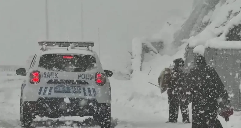Hakkari polisinden kar yağışı altında yürek ısıtan davranış