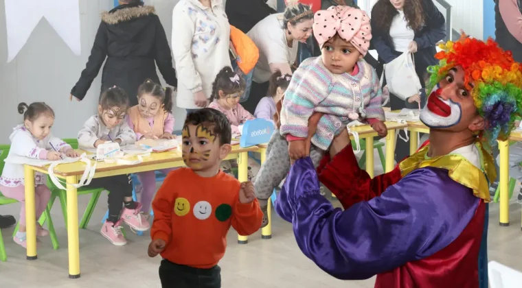 Hatay’da konteyner kentteki çocuklara bayram etkinliği