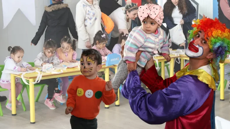 Hatay’da konteyner kentteki çocuklara bayram etkinliği