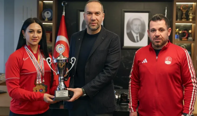 Çifte gurur yaşatan milli kayakçı, Başkan Özdemir’i ziyaret etti