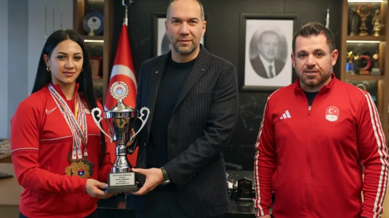 Çifte gurur yaşatan milli kayakçı, Başkan Özdemir’i ziyaret etti