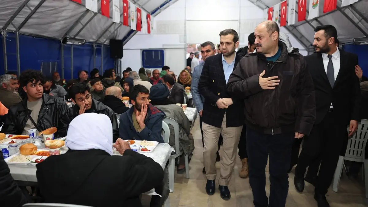 Şanlıurfa Büyükşehir Belediye Başkanı Mehmet Kasım Gülpınar, Rabia Meydanı’nda kurulan iftar