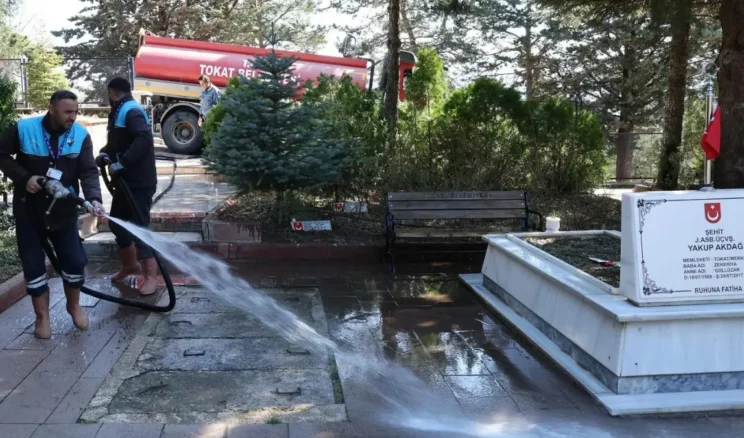 Tokat’ta mezarlıklarda bayram temizliği yapıldı