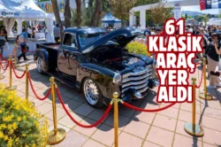 İzmir’de klasik otomobil sergisi düzenlendi