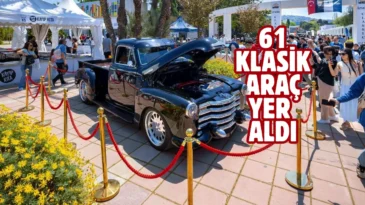İzmir’de klasik otomobil sergisi düzenlendi