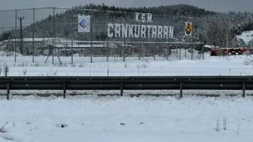 Ankara’da mayıs karı: Güzergah beyaz örtüyle kaplandı